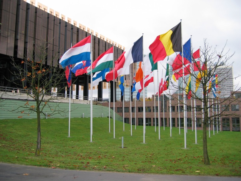 A magyar zászló Luxembourgban az Európai Bíróság épülete előtt